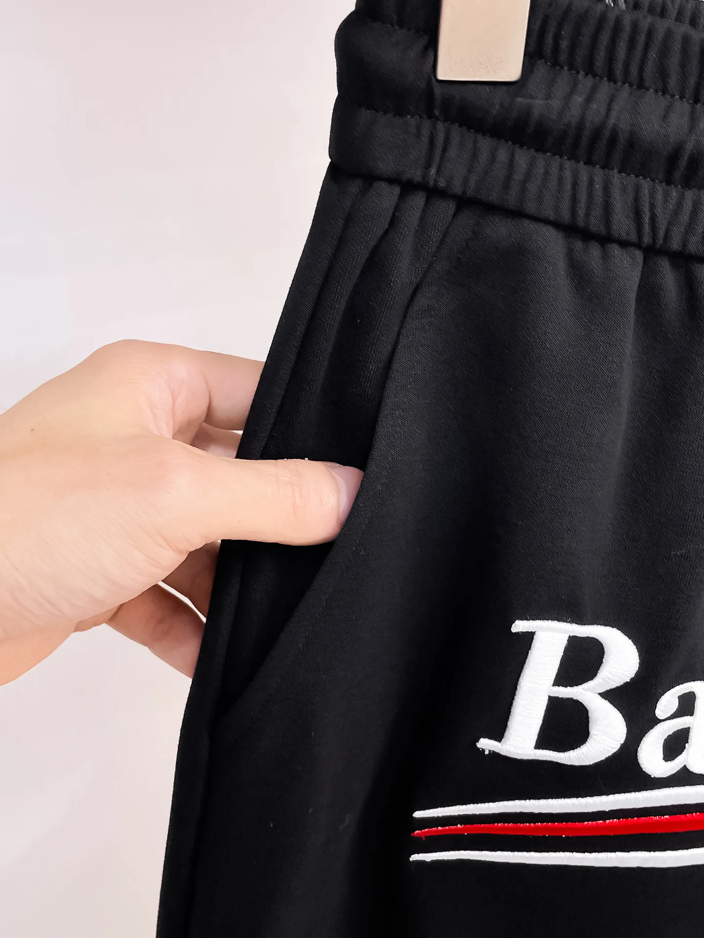 Balenciaga's three-standard complete 2026 summer New Arrival men's casual shorts, advanced custom-made Breathable fabric, Breathable fabric, extremely stretchy and comfortable, impeccable details, top-grade accessories, original logo design concept, delicate and soft feel! The upper body fit is awesome! Size: M-XXXL Please state your height and weight when ordering